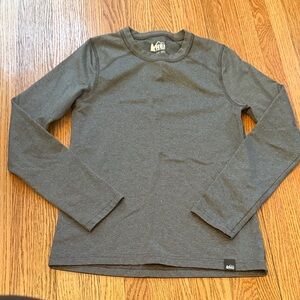 REI kids baselayer top size medium
